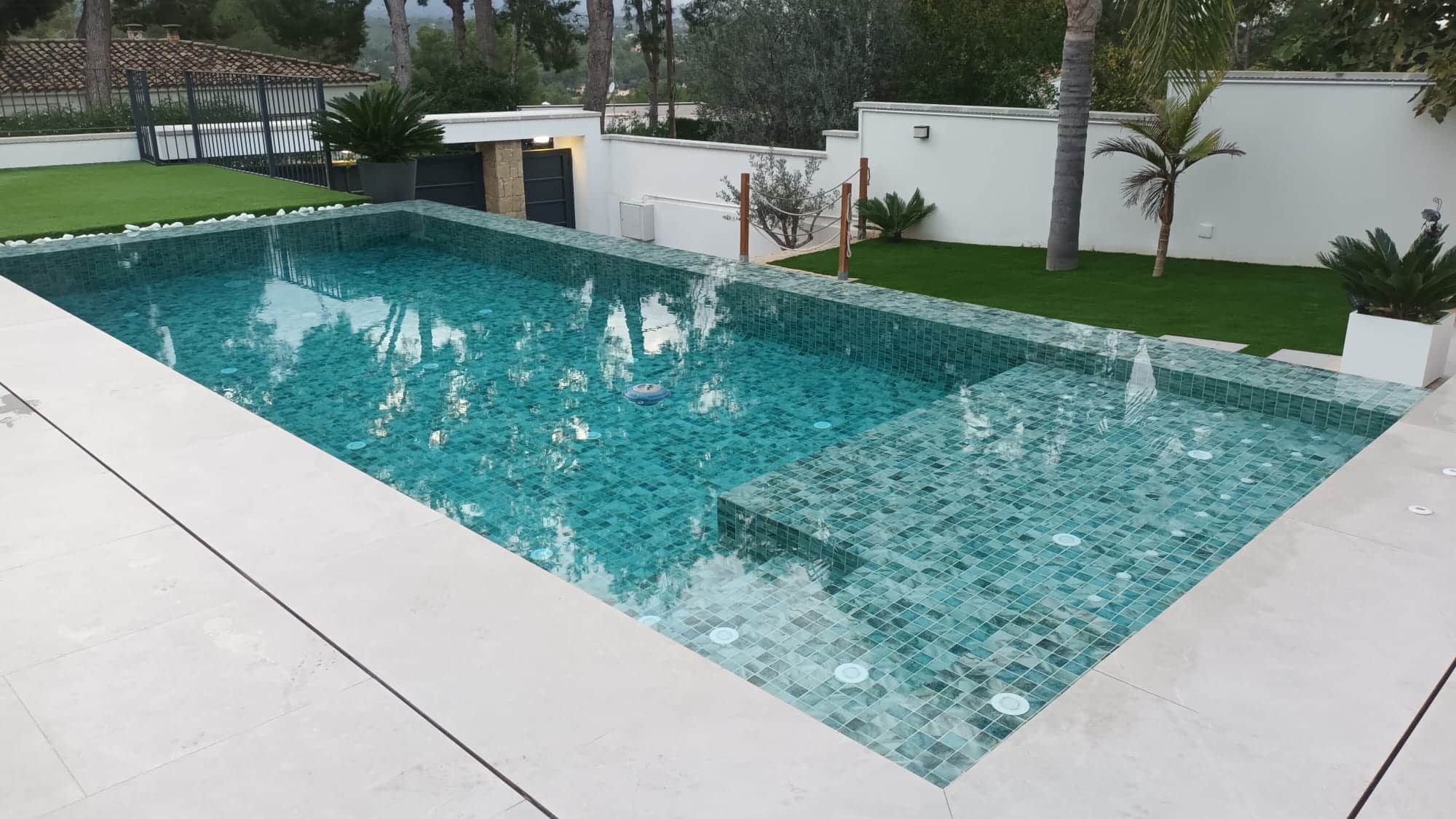 Especialistas en construcción de piscinas en Valencia y alrededores - ReformJardin Tito Multiservicios